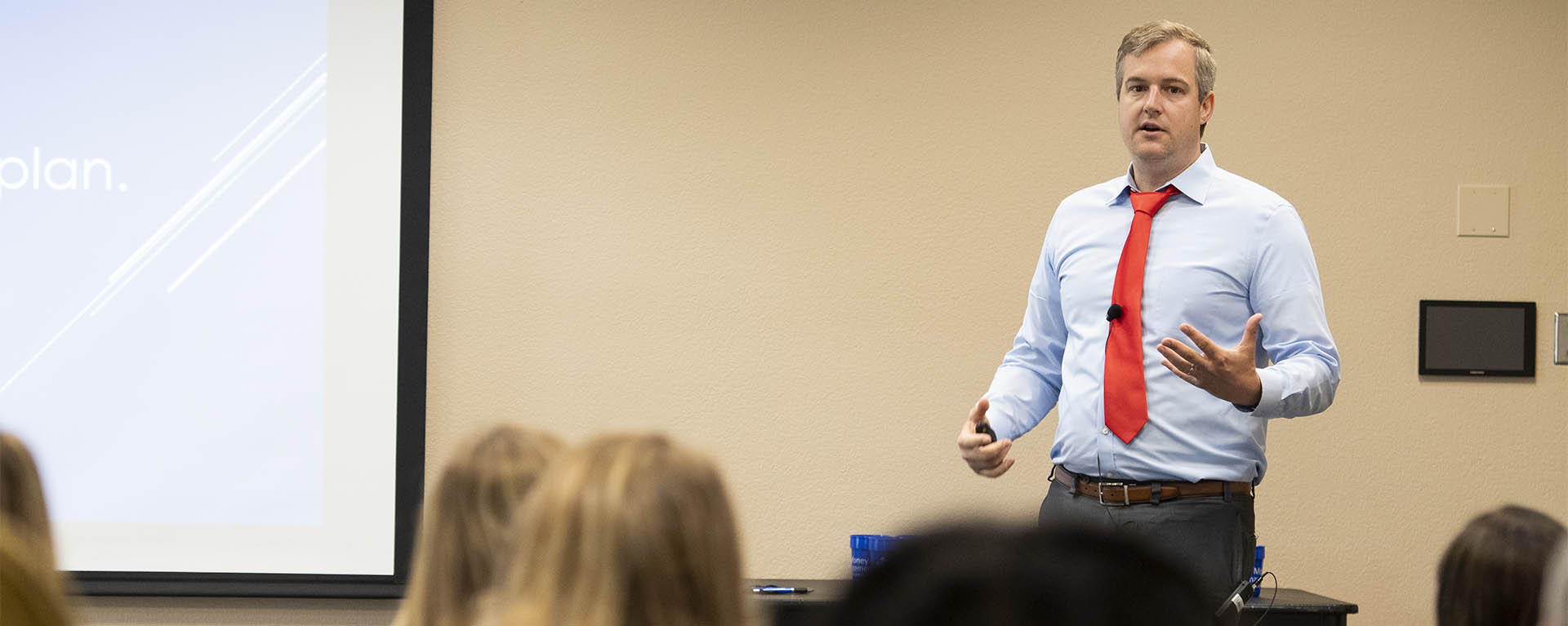 Drew Beats, Washburn's financial literacy coordinator, talks to students during new student orientation.