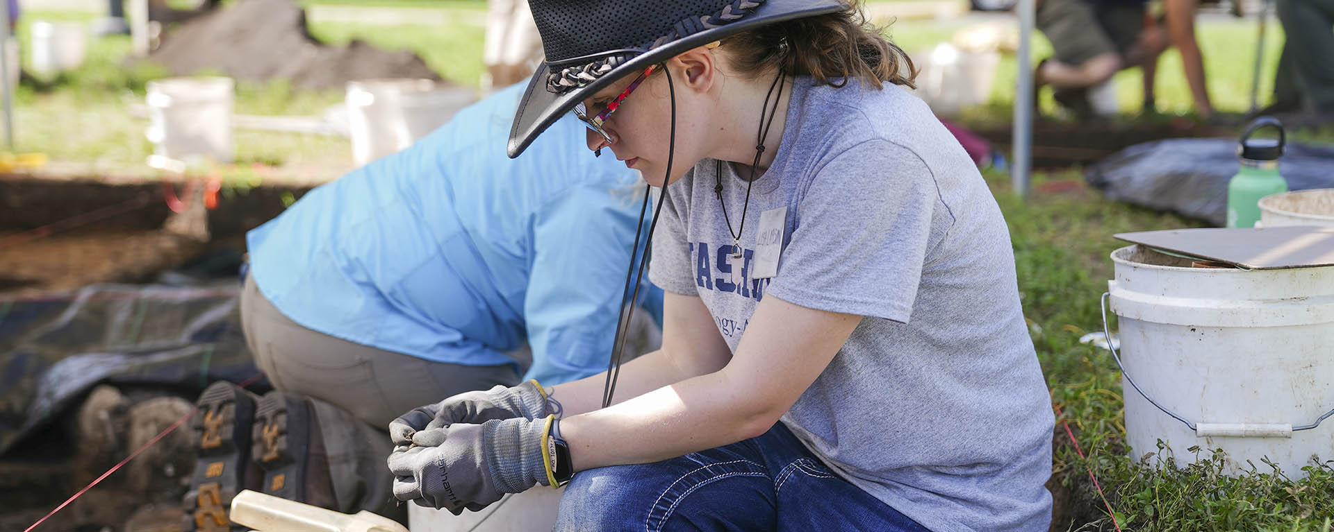 Students at an anthropology dig