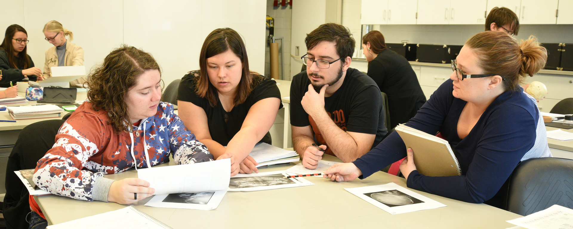 Students work together in a KBI lab.