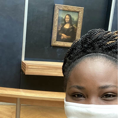 Noel taking a selfie in front of the Mona Lisa