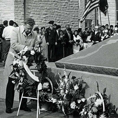 Jack Quinlan lays a wreath at the Vietnam Veterans Memorial.