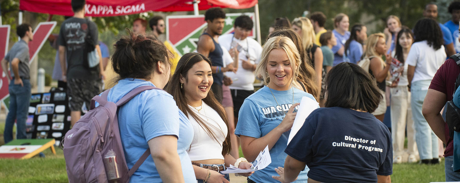 Students learn more about student organizations on campus.